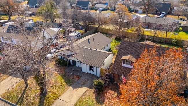 Building Photo - 4 Bedroom Must See!!