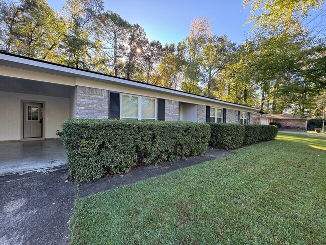 Foto del edificio - Room to roam in Haughton...