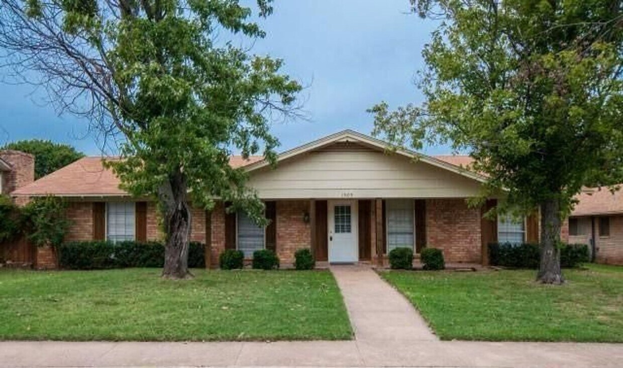 Foto principal - Charming 3 Bed / 2 Bath Home with Modern Upgrade