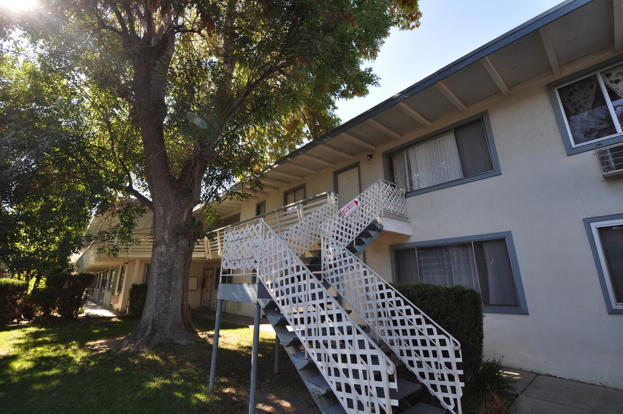 Foto principal - 6125 Whitsett Ave