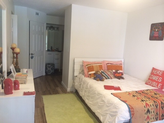 Master bedroom - 1280 S Alhambra Cir