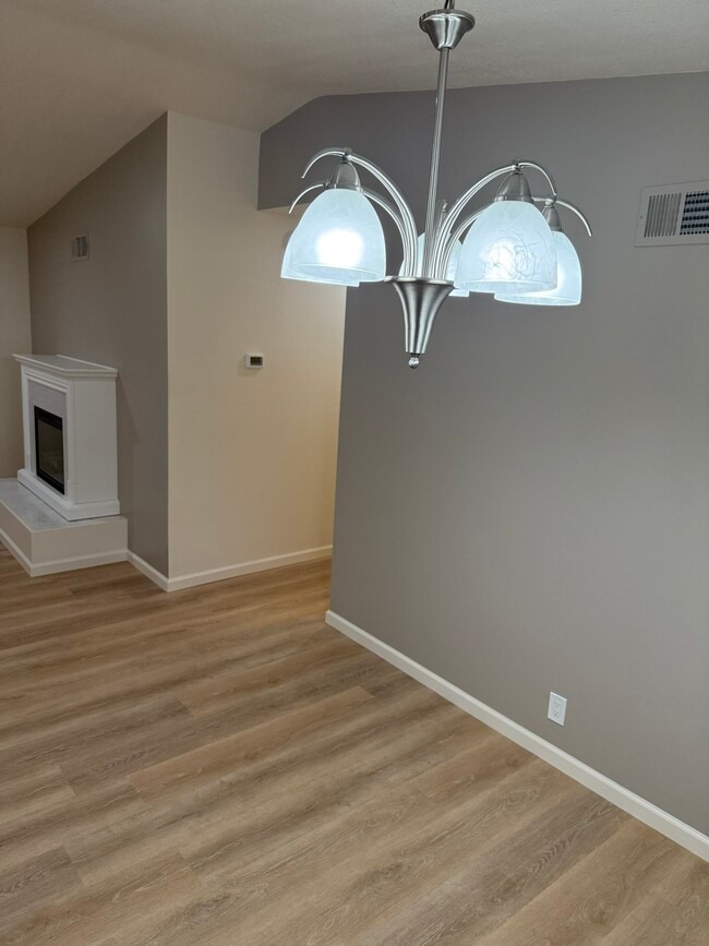 Building Photo - 1677 Canary Dr