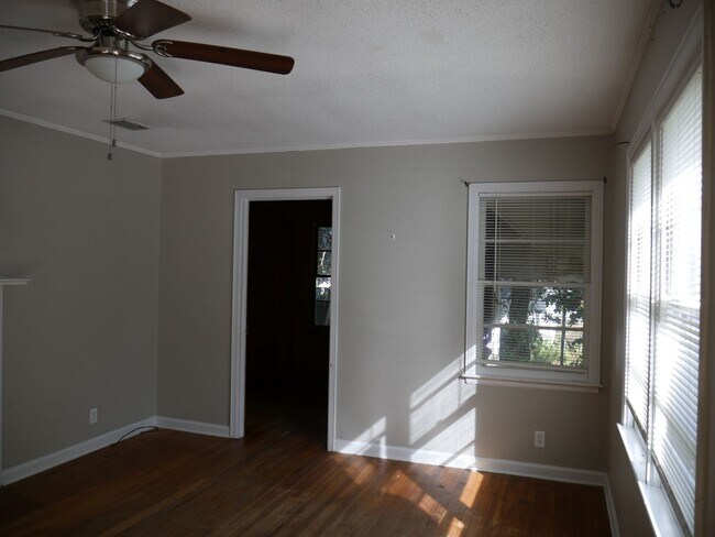 Building Photo - Cute 3 bedroom and 1 bathroom!