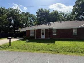 Building Photo - 602 Cedar St
