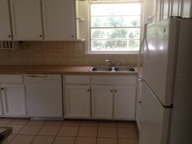 Foto del edificio - **AVAILABLE NOW*3 Bedroom / 1 Bathroom Hom...