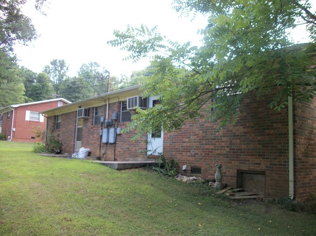 Foto del edificio - 2 Bedroom 1 bath duplex in Morristown, TN