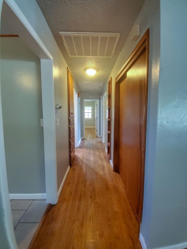 Foto principal - 4 Bedroom 2 bath Home in Shawnee