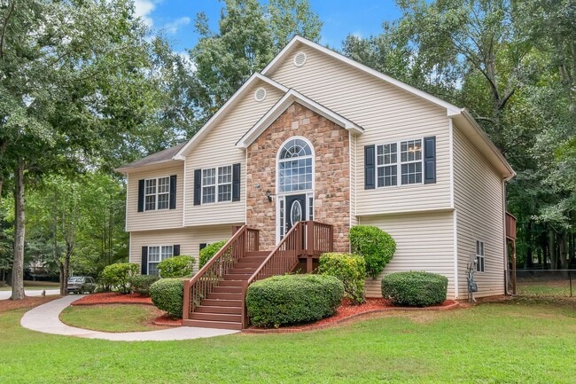 Building Photo - Impressive 4 Bed, 3 Bath Home with Fenced ...