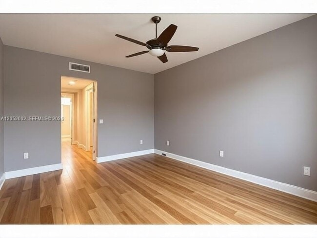Building Photo - 300 Beach Dr NE