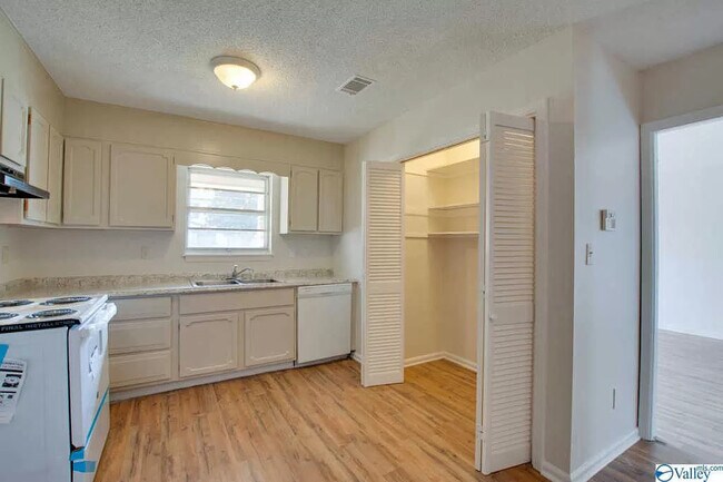 Building Photo - 3908 Grunden Dr SW