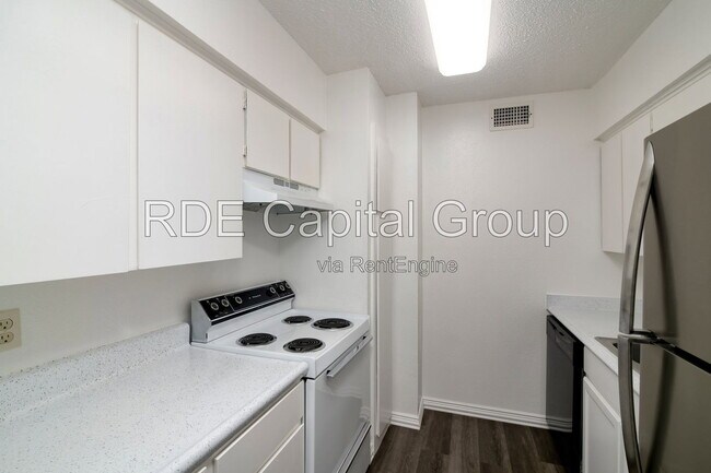 Building Photo - 7054 Glenview Dr