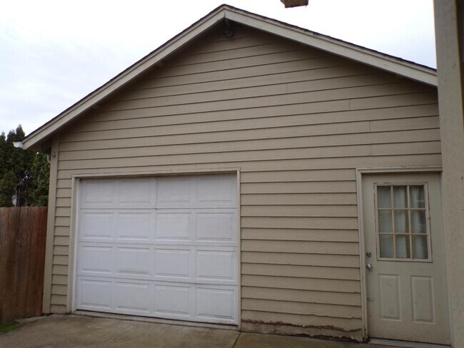 Building Photo - 640 SW 12th Ave