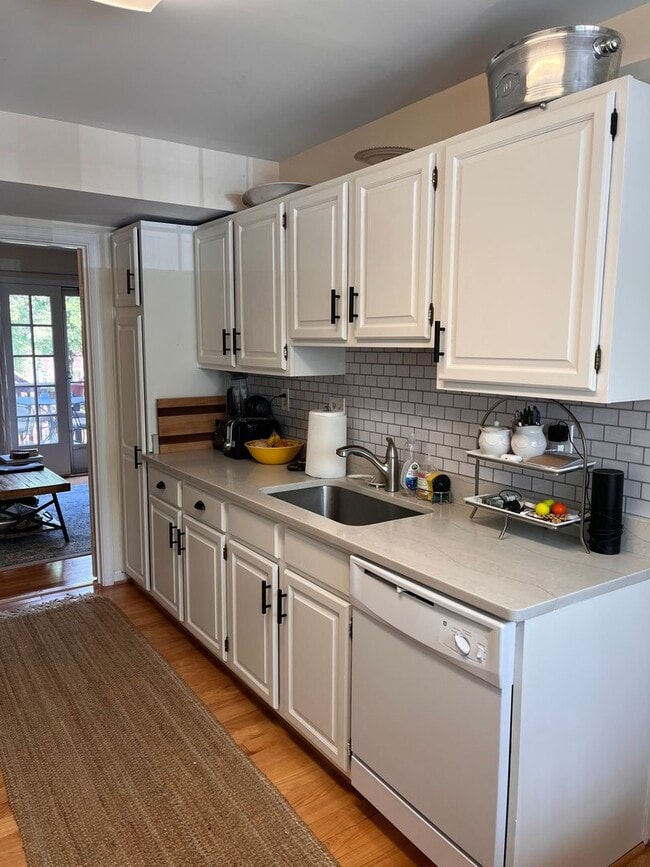 Building Photo - Renovated Townhome in the Heart of Bethesd...