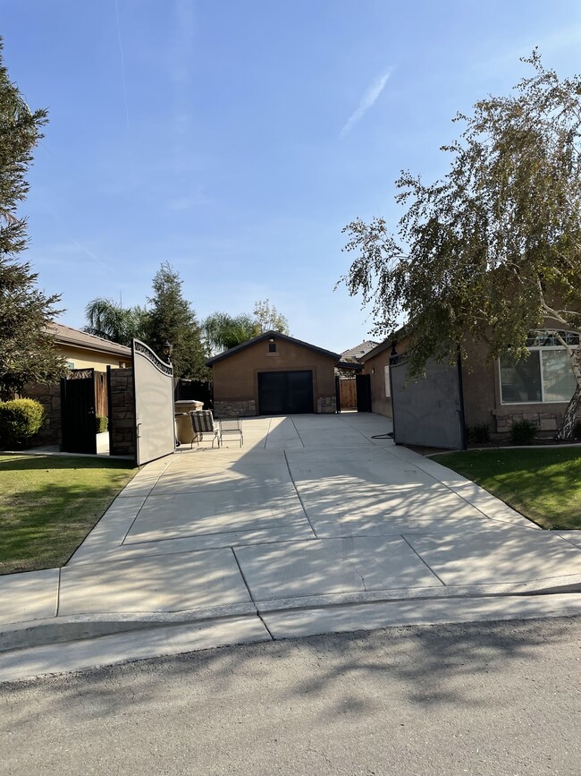 Building Photo - 10703 Petty Ct