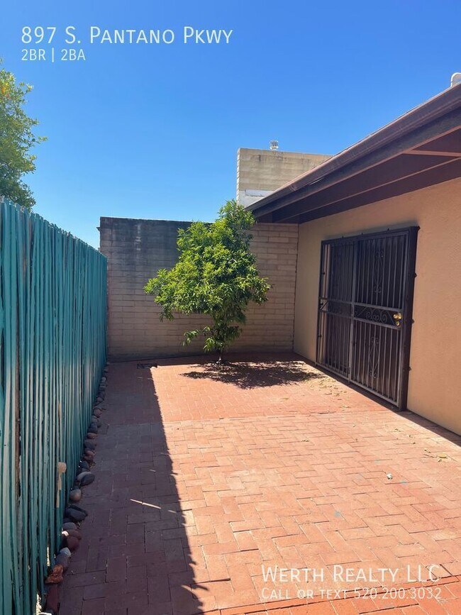 Foto del edificio - Large 2 Bed/2 Bath Townhome With Yard! Loc...