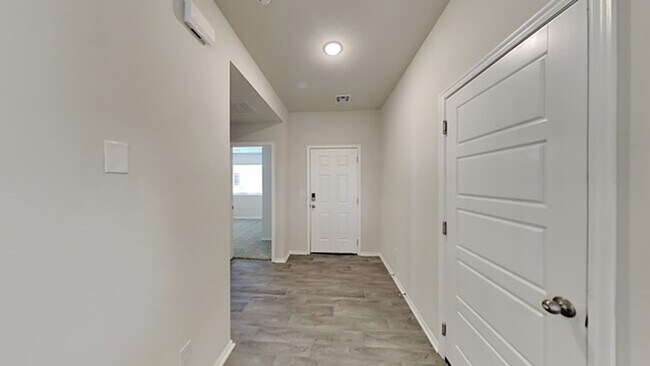Building Photo - Spacious 4 Bedroom 2 Bathroom Home in Yukon Schools