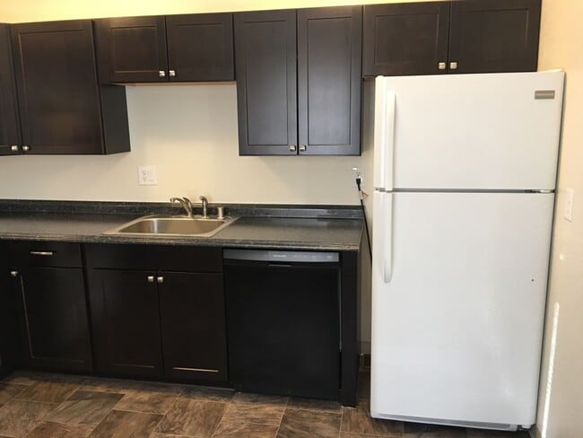 Building Photo - Reno Duplex - 1 Pet Friendly, Garage, Dishwasher, Washer/Dryer Hookups, Central A/C