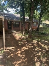 Building Photo - 2913 Gwendolyn Ln