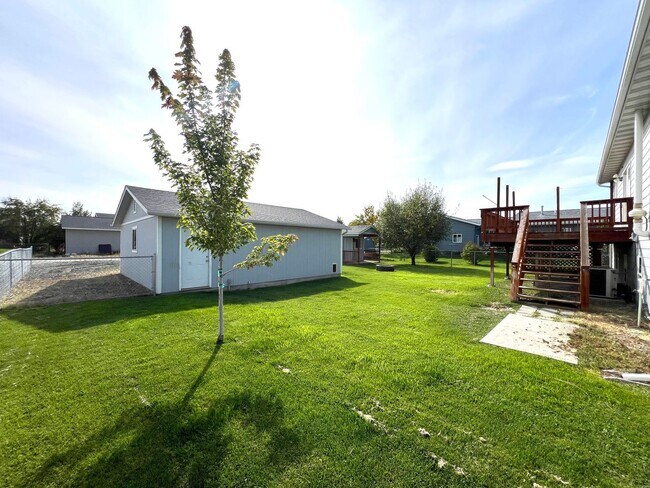 Foto del edificio - Pet Friendly 4 Bed 2 Bath Single Family Home W/ Fully Fenced Yard, Double Car Garage Located in E...