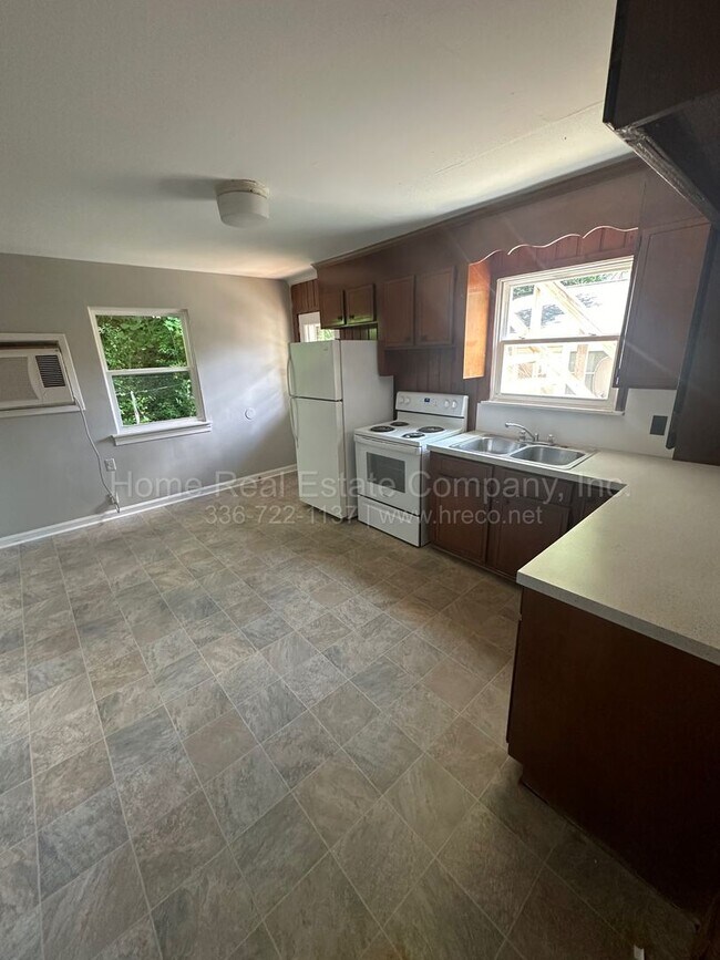 Building Photo - 139-141 Westdale (Drawer 1 - 608)