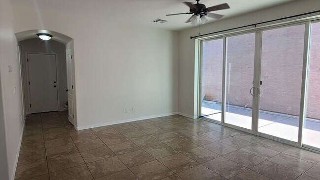 Foto del edificio - 5-bedroom or 4 bedroom + bonus room in Coo...