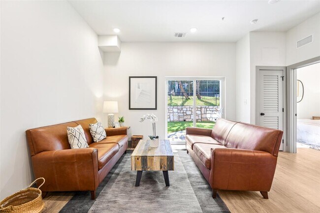 Foto del edificio - 2450 Wickersham Ln
