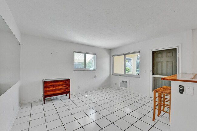 Building Photo - 122 S Lakeside Dr