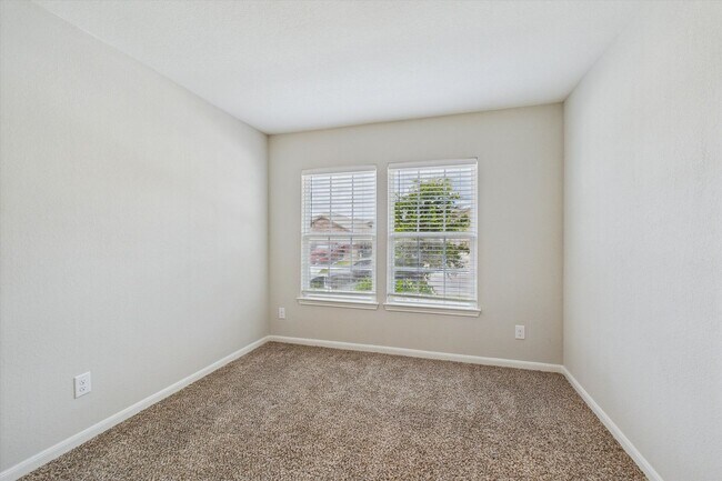 Foto del edificio - Stunning 4 bedrooms 2 baths single-story h...