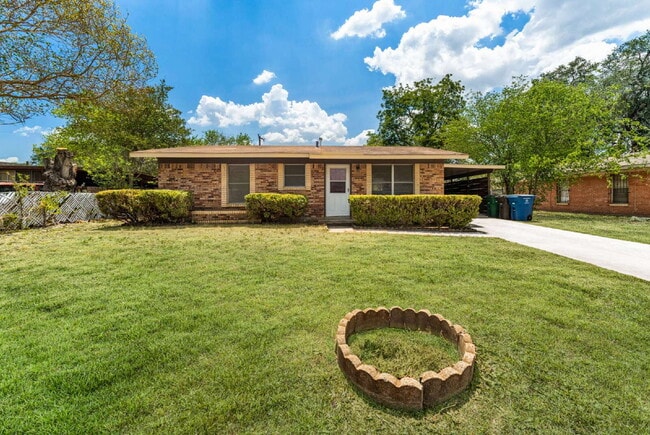 Building Photo - 218 E Villaret Blvd