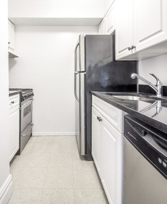 Building Photo - 154 W 70th St