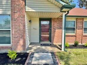 Building Photo - 523 Red Oak Dr