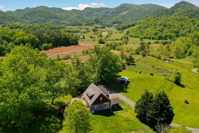 Foto del edificio - 330 Sutton Branch Rd