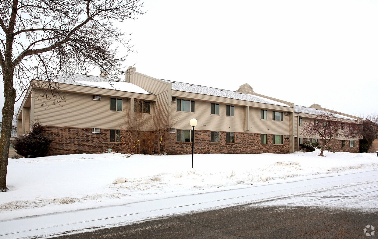 Cardinal Manor Apartments in Willmar, MN