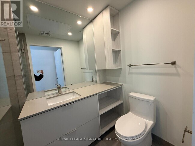 Photo du bâtiment - 1 Fairview Rd E