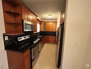 Building Photo - 2880 Pine Tree Dr