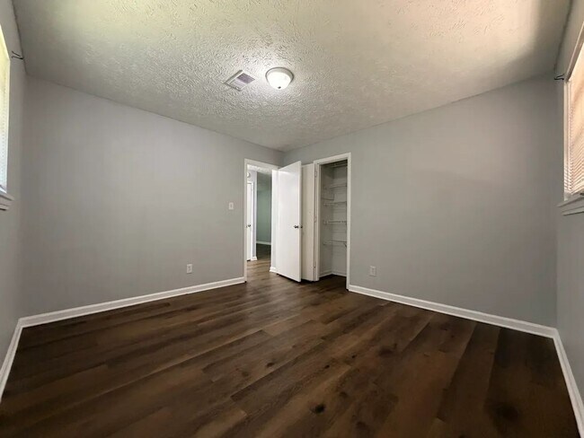 Foto del edificio - 4882 Valley Dale Ct SW