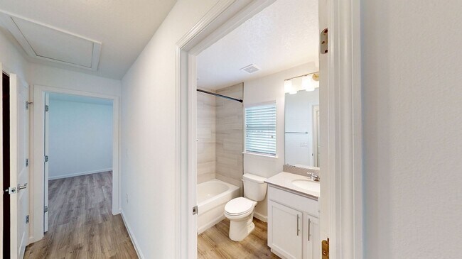 Building Photo - *** 1ST MONTHS RENT FREE! STUNNING 4/2 BRA...
