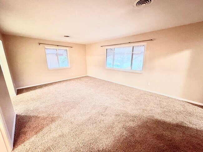 Sala de estar - 3129 Hassler St