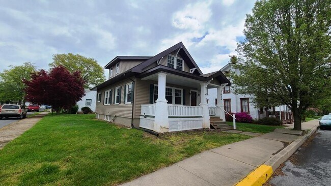 Building Photo - 616 Elm St