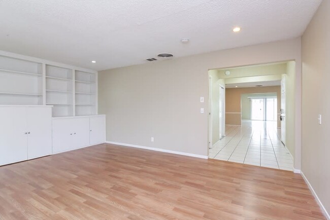 Building Photo - 8869 Cherbourgh Dr