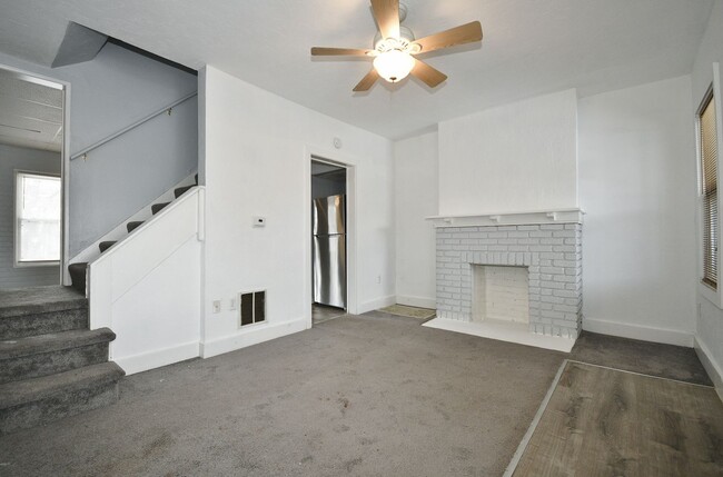 Building Photo - 2 Bed/1Bath Single Family Row House - Sect...