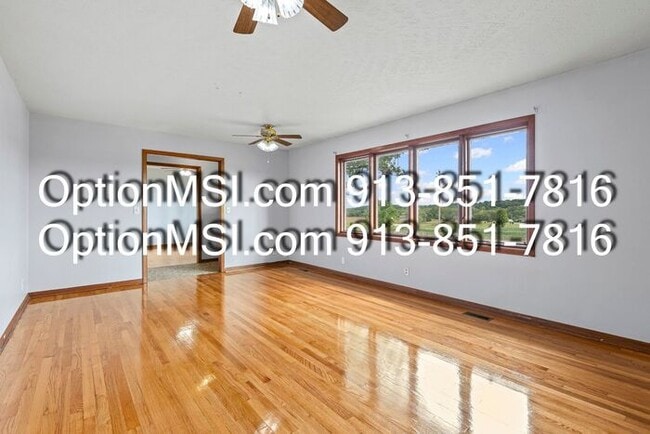 Building Photo - Spacious and move in ready!