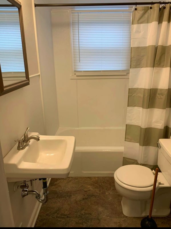 Building Photo - 132 Laquineo St