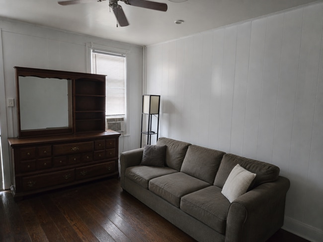 Building Photo - 2 Bedroom Single Family Home in Columbia!