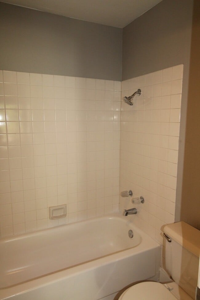 Building Photo - SHOWINGS AVAILABLE NOW
