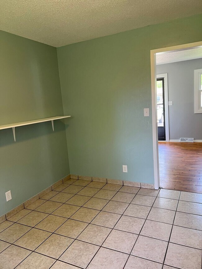 Foto del edificio - Simple Home in East Springfield