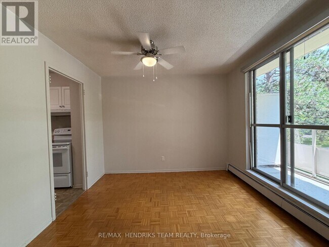 Building Photo - 39 Leaside Dr