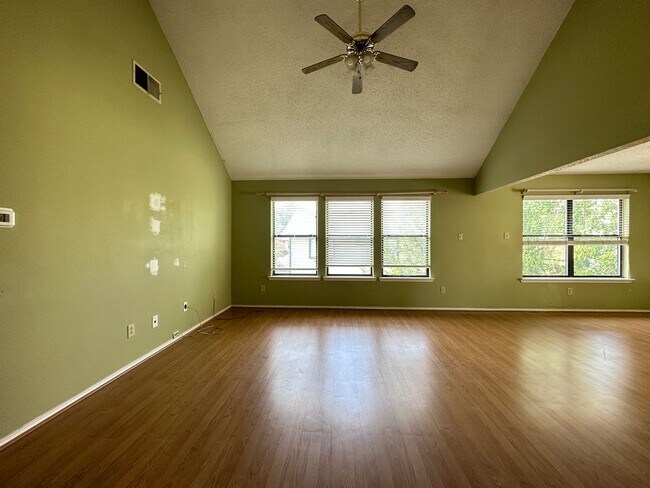Building Photo - Minutes to COSTCO, great Location!