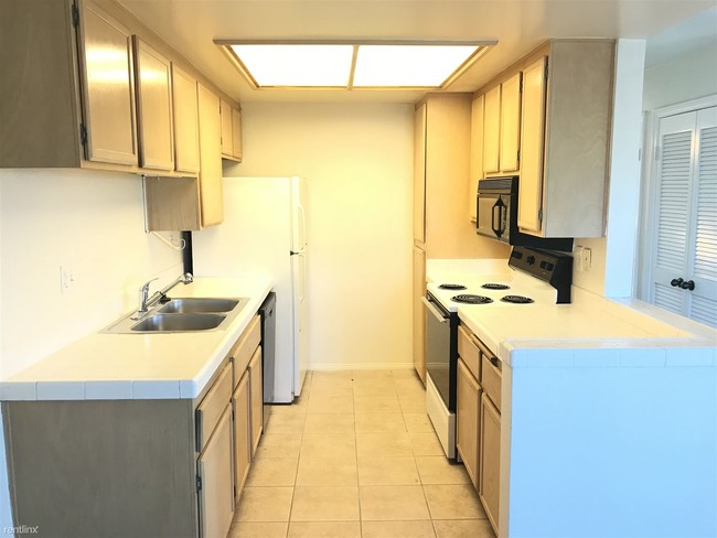 Building Photo - 2828 Famosa Blvd