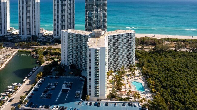 Foto del edificio - 100 Bayview Dr